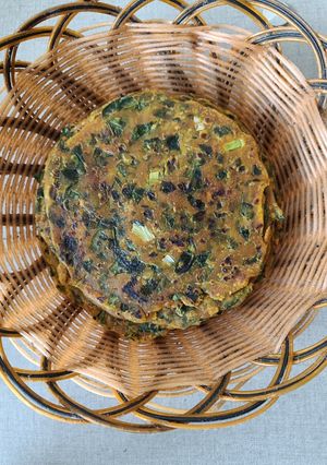 લીલુ લસણ અને મેથીની ભાજી ના ઢેબરા (Lilu Lasan Methi Bhaji Dhebra Recipe In Gujarati) રેસીપી મુખ્ય ફોટો