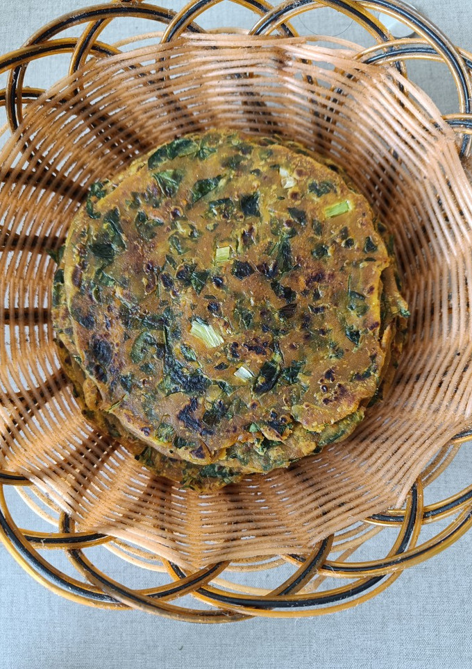 લીલુ લસણ અને મેથીની ભાજી ના ઢેબરા (Lilu Lasan Methi Bhaji Dhebra Recipe In Gujarati) રેસીપી મુખ્ય ફોટો