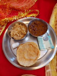 सूजी का हलवा (नवमी भोग) (Suji ka halwa recipe in hindi) रेसिपी मुख्य फोटो