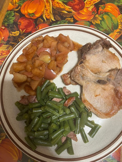 A picture of Pork Chops & Stewed Apples.