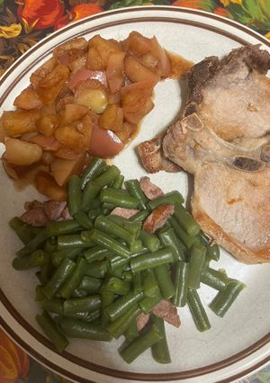 A picture of Pork Chops & Stewed Apples.