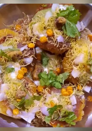 આલુ ટિક્કી ચાટ (Aloo Tikki Chaat Recipe In Gujarati) રેસીપી મુખ્ય ફોટો