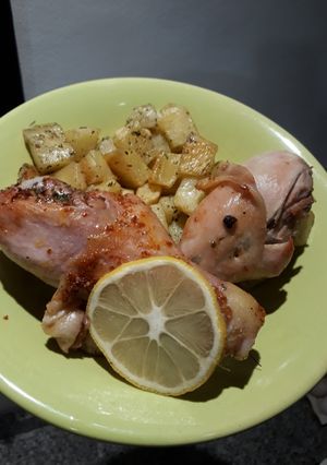 Una foto de Patas de pollo con papas al horno