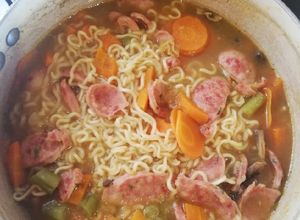 Una foto de Sopa de fideos y chorizo. Rescate de ramen instantáneo
