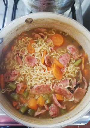 Una foto de Sopa de fideos y chorizo. Rescate de ramen instantáneo
