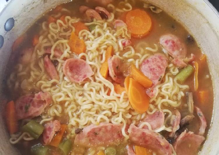 Sopa de fideos y chorizo. Rescate de ramen instantáneo