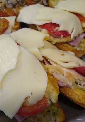 Una foto de Sándwich de saltimboca de pollo