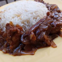 A picture of White rice with Thai onion and chicken sauce.