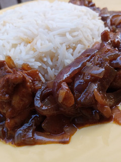 A picture of White rice with Thai onion and chicken sauce.