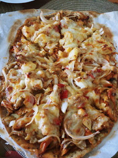 Una foto de Pizza con cereales casera con caballa, patata y atún