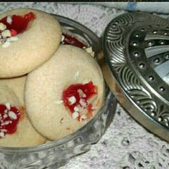 A picture of Eggless Jim Jam whole wheat cookies.