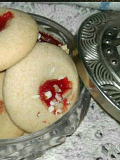 A picture of Eggless Jim Jam whole wheat cookies.
