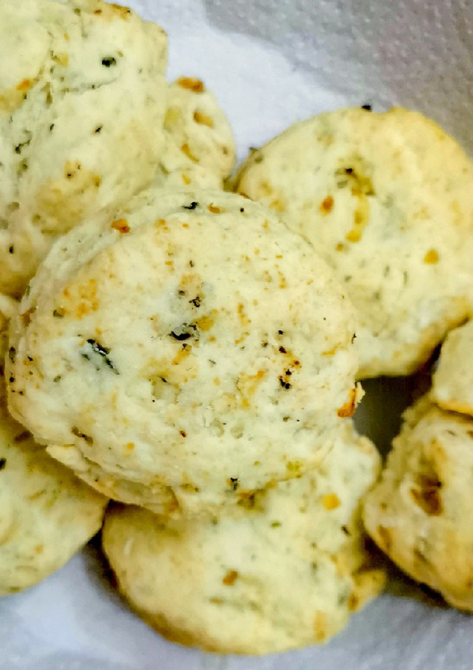 Una foto de Scones de cebolla y orégano