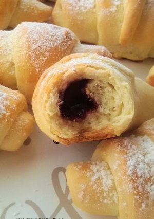 Zdjęcie przepisu Rogaliki krucho - drożdżowe.