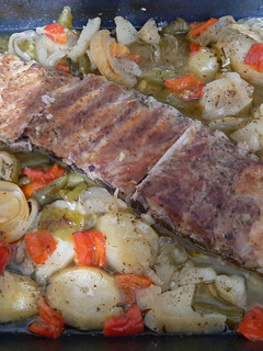 Una foto de Costillar de cerdo al horno con patatas panaderas