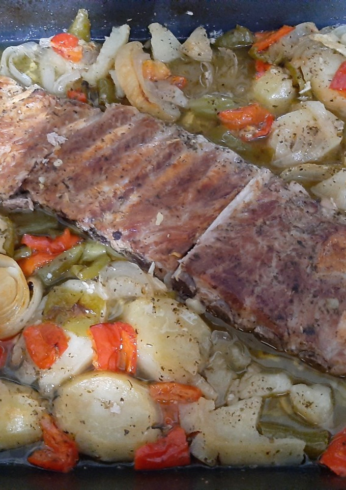 Una foto de Costillar de cerdo al horno con patatas panaderas
