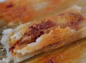 Una foto de Tamales de guajillo con queso