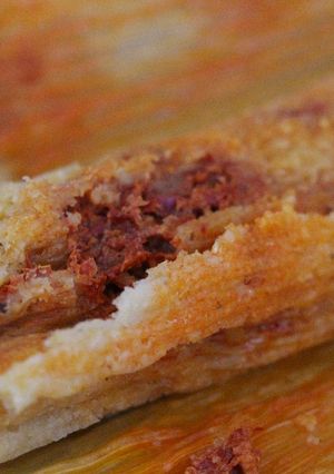 Una foto de Tamales de guajillo con queso