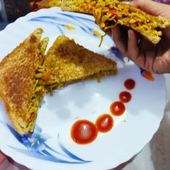 A picture of Atta Noodle cheesey sandwich 🥘🥘.
