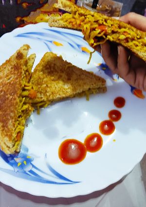 A picture of Atta Noodle cheesey sandwich 🥘🥘.