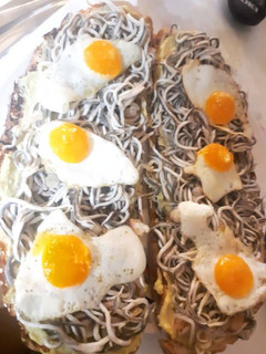 Una foto de Tostada de gulas y huevos de codorniz
