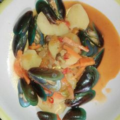 A picture of Mussels in potato stew.