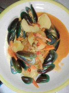 A picture of Mussels in potato stew.