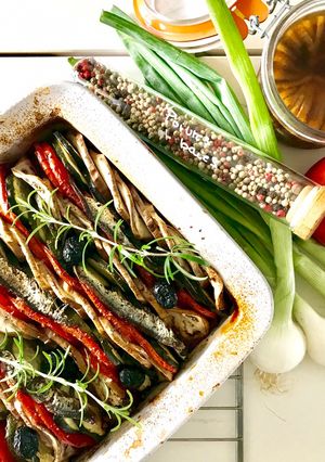 Une photo de Tian aux anchois, olives et romarin