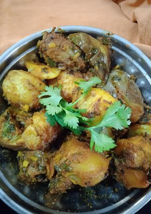 ભરેલા રીંગણ બટાકા નું શાક (Bharela Ringan Bataka Shak Recipe In Gujarati) રેસીપી મુખ્ય ફોટો