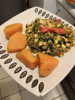 Una foto de Garbanzos con verduras y zapallo salteado en aceite oliva