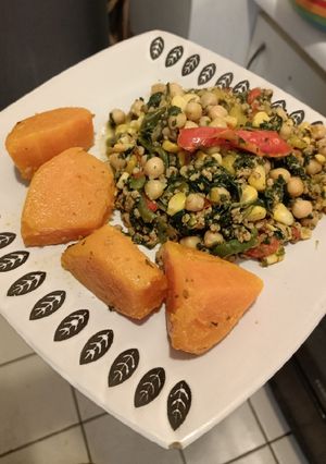 Una foto de Garbanzos con verduras y zapallo salteado en aceite oliva