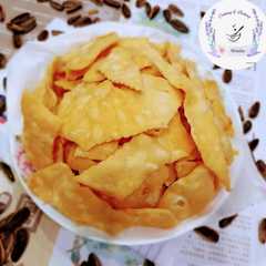 A picture of Kripik pangsit homemade.