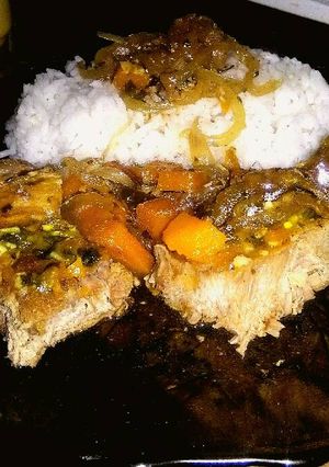 Una foto de Carre de cerdo a la mostaza y limón con arroz