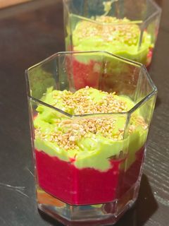 Une photo de Verrine betterave rouge avocat
