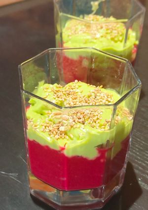 Une photo de Verrine betterave rouge avocat