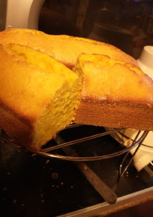 Una foto de Budín de mandarina con cáscara 🍊🍊