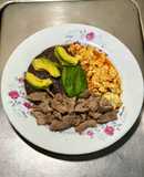 Huevos Revueltos, Bistec y Frijoles Negros Refritos
