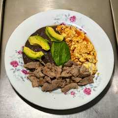 Huevos Revueltos, Bistec y Frijoles Negros Refritos-レシピのメイン写真