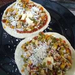 A picture of Chicken mix veg pizza.
