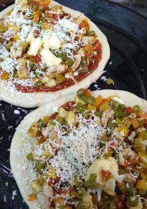 A picture of Chicken mix veg pizza.