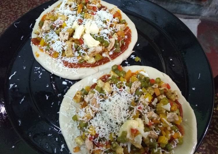 Chicken mix veg pizza