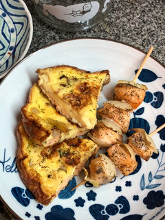 二式鮭魚便當菜:鮭魚烘蛋及串燒 的食譜成品照片