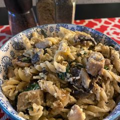 A picture of Spinach chicken carbonara.