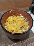 Bowl fette biscottate, yogurt e mele con cannella