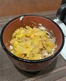 Bowl fette biscottate, yogurt e mele con cannella