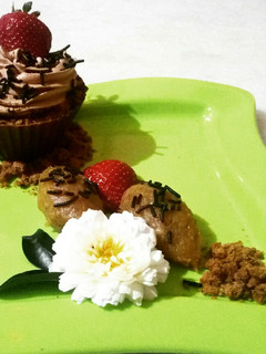 A picture of Edible Mug Representing cocoa pudding, caramelized banana Halwa.
