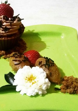 A picture of Edible Mug Representing cocoa pudding, caramelized banana Halwa.