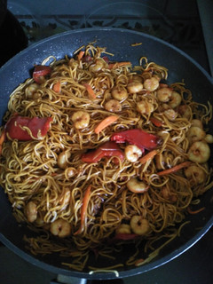 Una foto de Fideos chinos con verduras