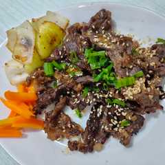 A picture of Bulgogi (Korean BBQ beef🍖🍖).