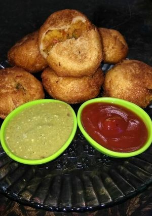 A picture of Aloo bread roll.